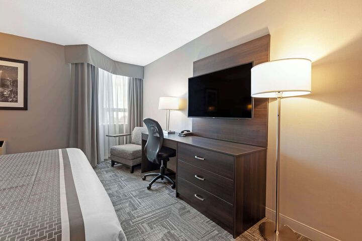 1 King Bed Tower Desk Microwave, Refrigerator WiFi (10 of 16)