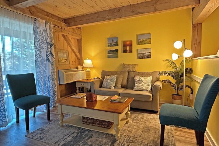 Room 4 of 212
