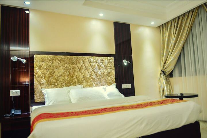 Room 7 of 99