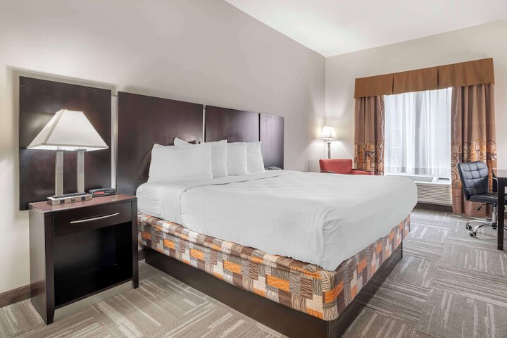 1 King Bed Microwave, Refrigerator High Speed Internet Accessible Full Breakfast (3 of 7)