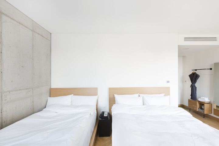 Room 4 of 48
