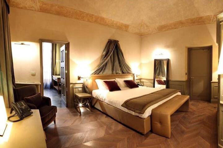Room 10 of 38