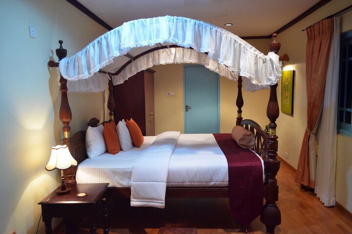 Room 13 of 16