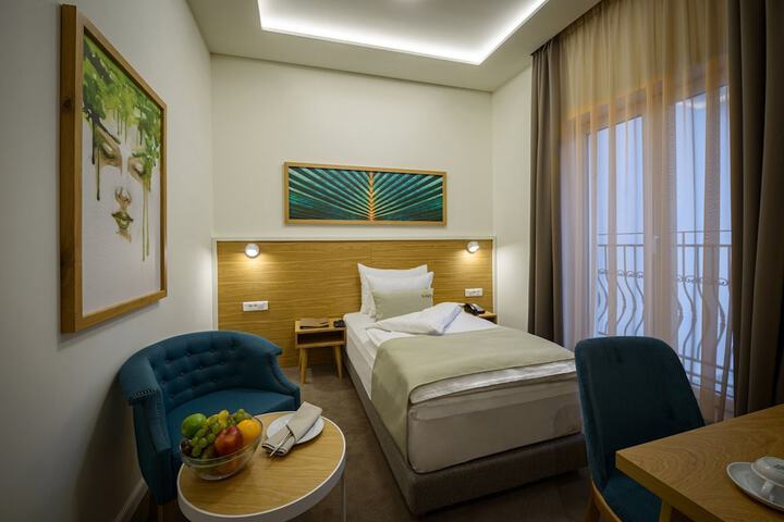 Room 18 of 102