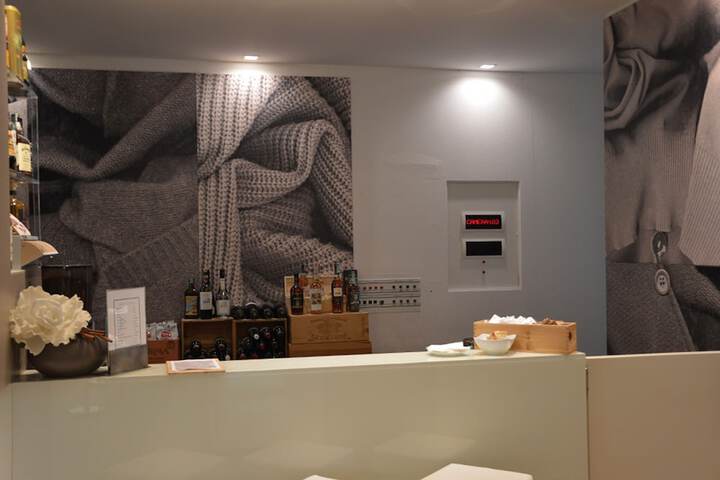 Lounge 68 of 76