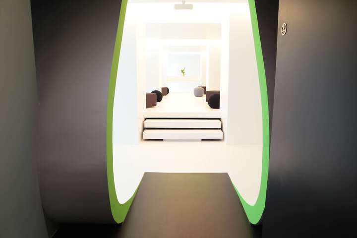 Lounge 82 of 99