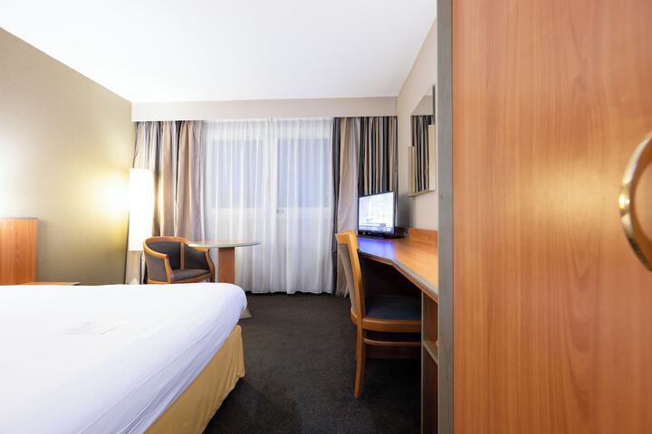 Room 30 of 62