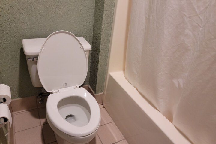 Double Accessible Queen Size Bed (18 of 19)