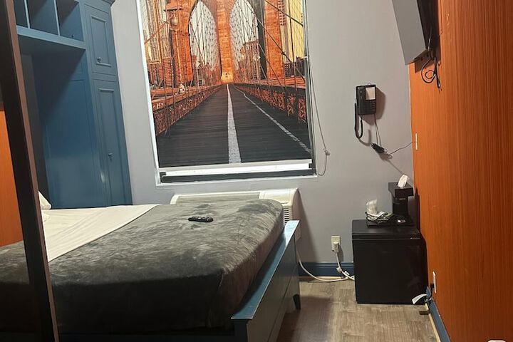 Standard Queen Room (3 of 9)