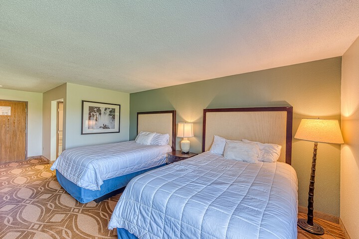 1 Queen Bed (5 of 15)
