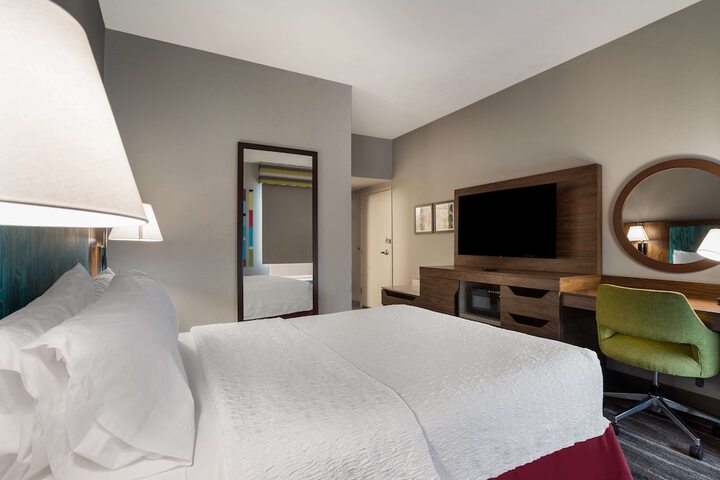2 Queen Beds with Refrigerator, Microwave (8 of 14)