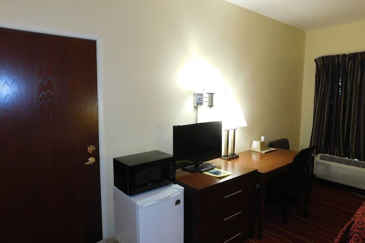 1 King Bed (5 of 12)