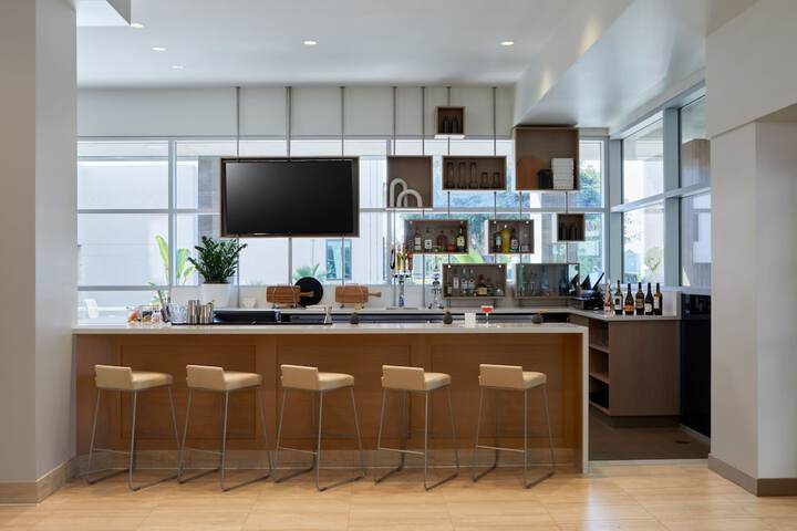 Lounge 54 of 69