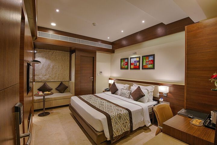Room 11 of 28