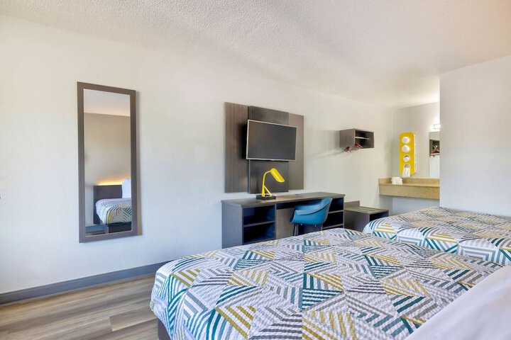 1 Queen Bed (2 of 9)