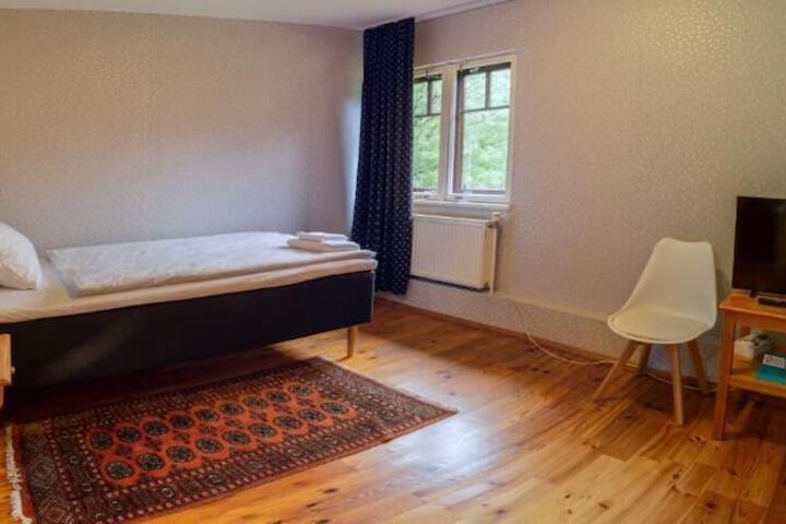 Room 6 of 9