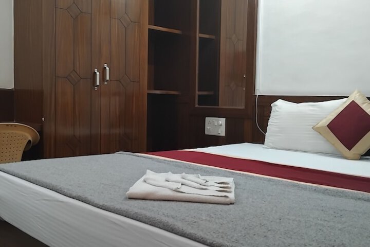 Room 6 of 18