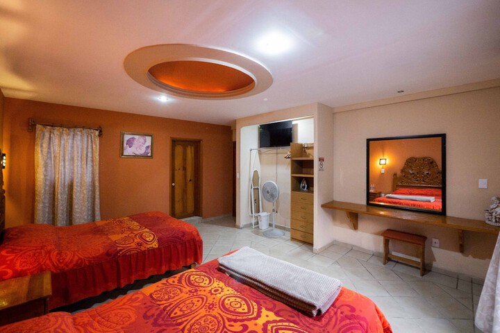 Room 17 of 33