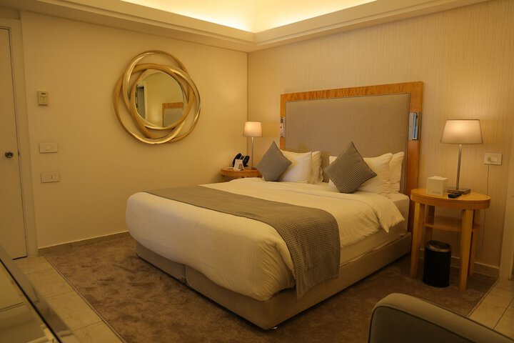 Room 12 of 87