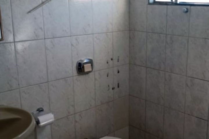 Room 9 of 16