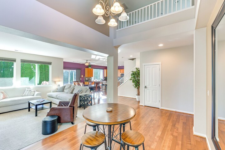 Spacious Kent Home Near Seatac Airport w / Patio