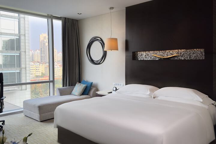 Room 26 of 136