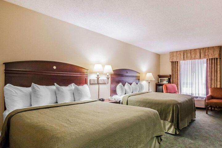 2 Queen Beds (2 of 10)