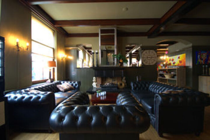 Lounge 26 of 48