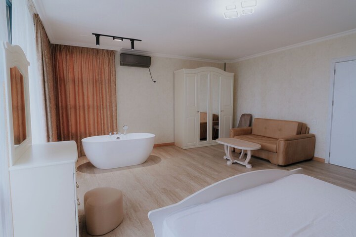 Room 4 of 28