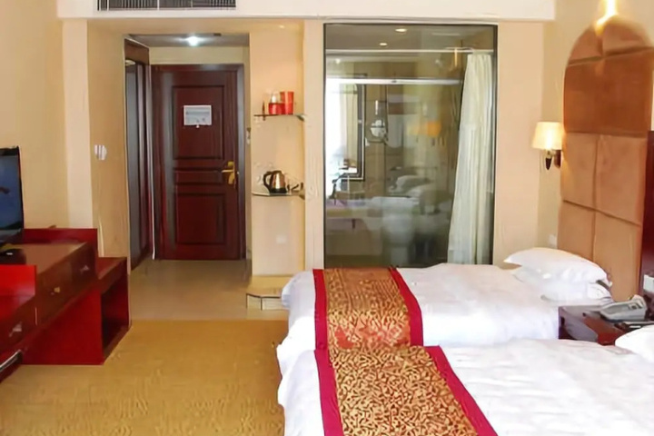 Room 5 of 8