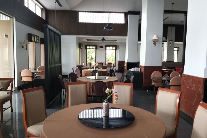 Dining 76 of 92