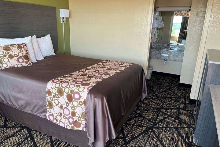 1 Queen Bed (8 of 13)