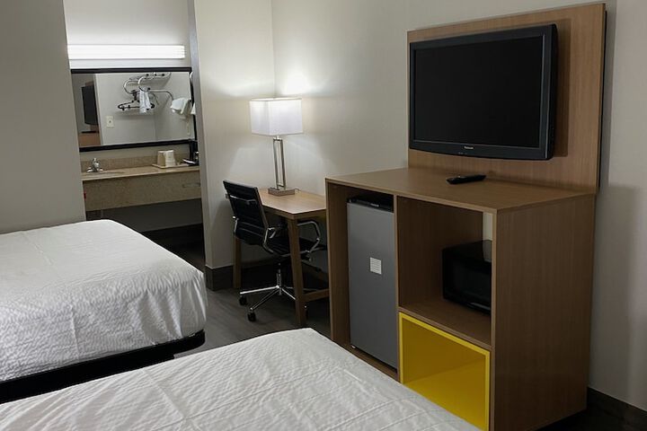 Deluxe 2 Queen Beds (3 of 4)