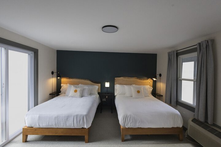 Classic Double Room 2 Queen Beds Courtyard View (10 of 11)