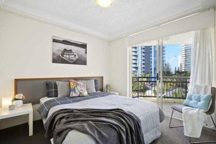 Room 2 of 10
