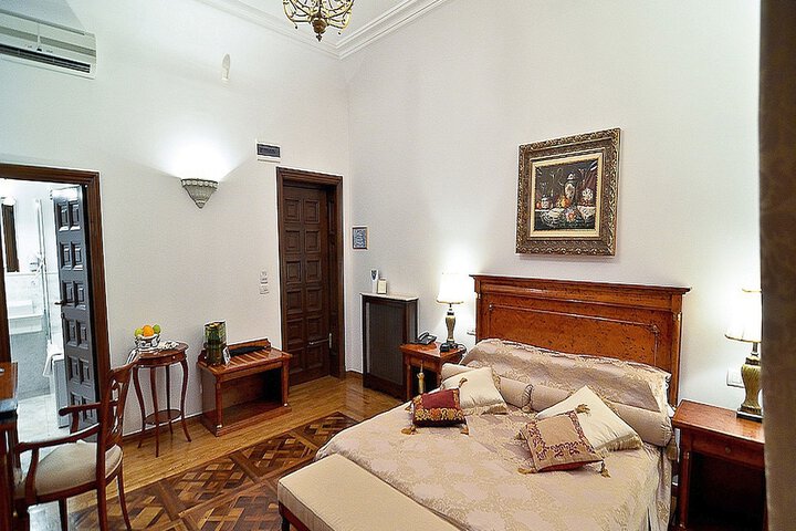 Room 27 of 142