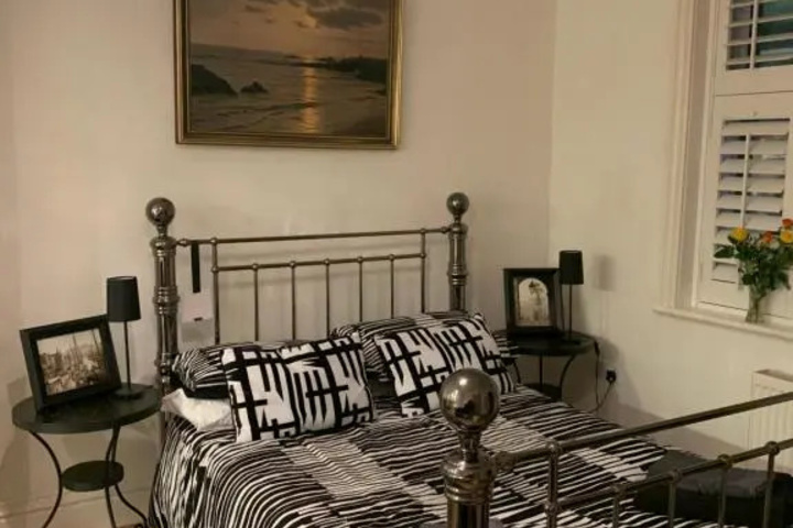 Room 2 of 8