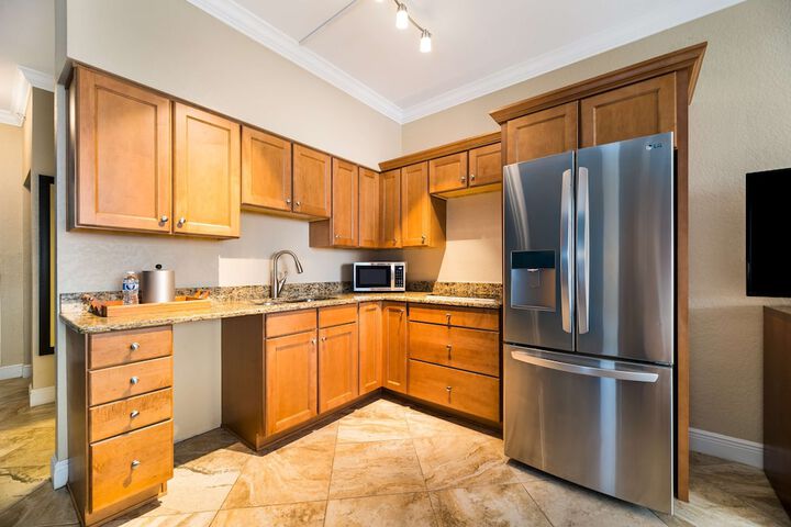 1 King Bed Balcony Microwave and Refrigerator WiFi Full Breakfast (16 of 19)