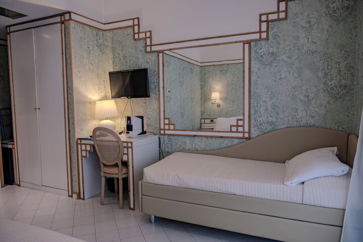 Room 8 of 17