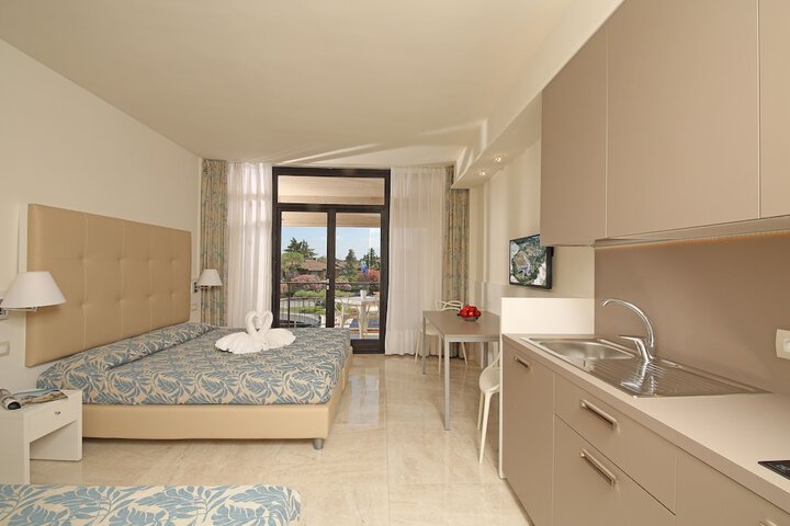 Room 15 of 99