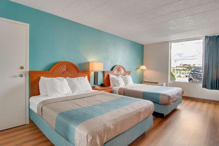 1 Queen Bed (5 of 8)