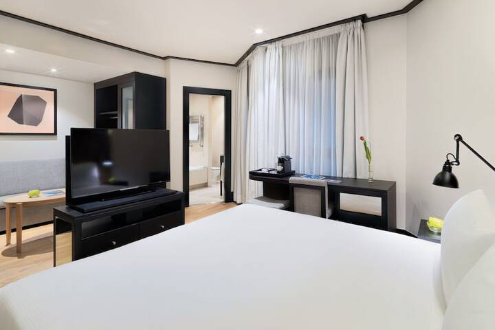 Room 28 of 93