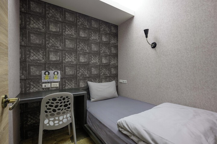 Room 11 of 25