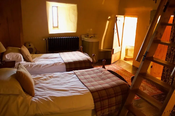 Room 6 of 18