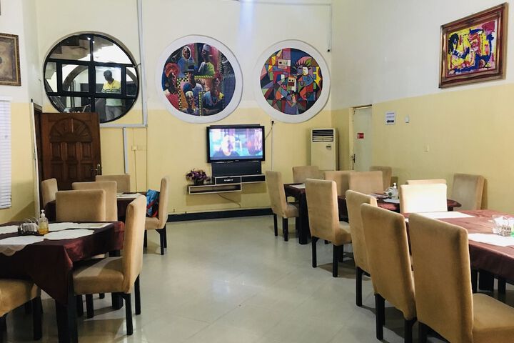 Dining 8 of 9