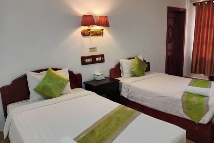 Room 12 of 27