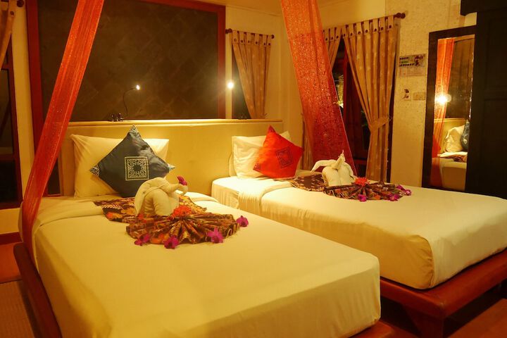 Room 28 of 153