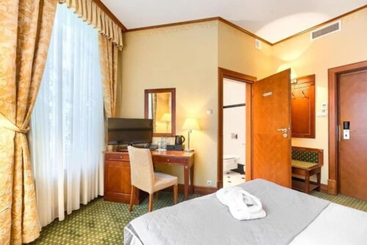 Room 10 of 38