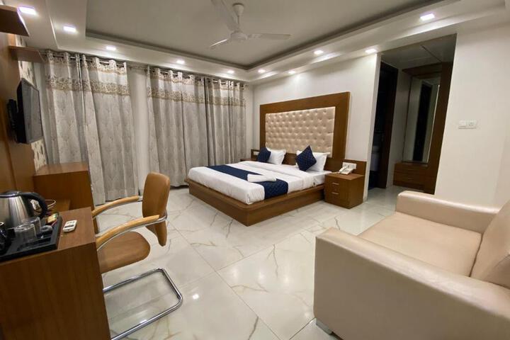 Hotel Leaf 9 Boutique Near Golf Course Road and Galleria Market