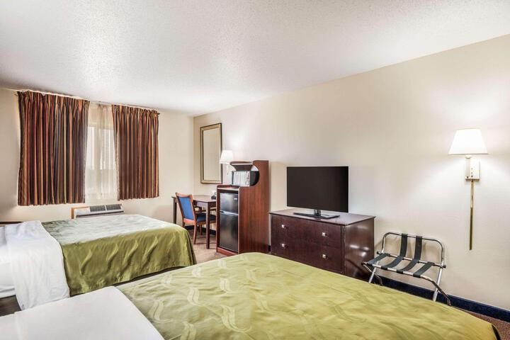2 Queen Beds (1 of 9)